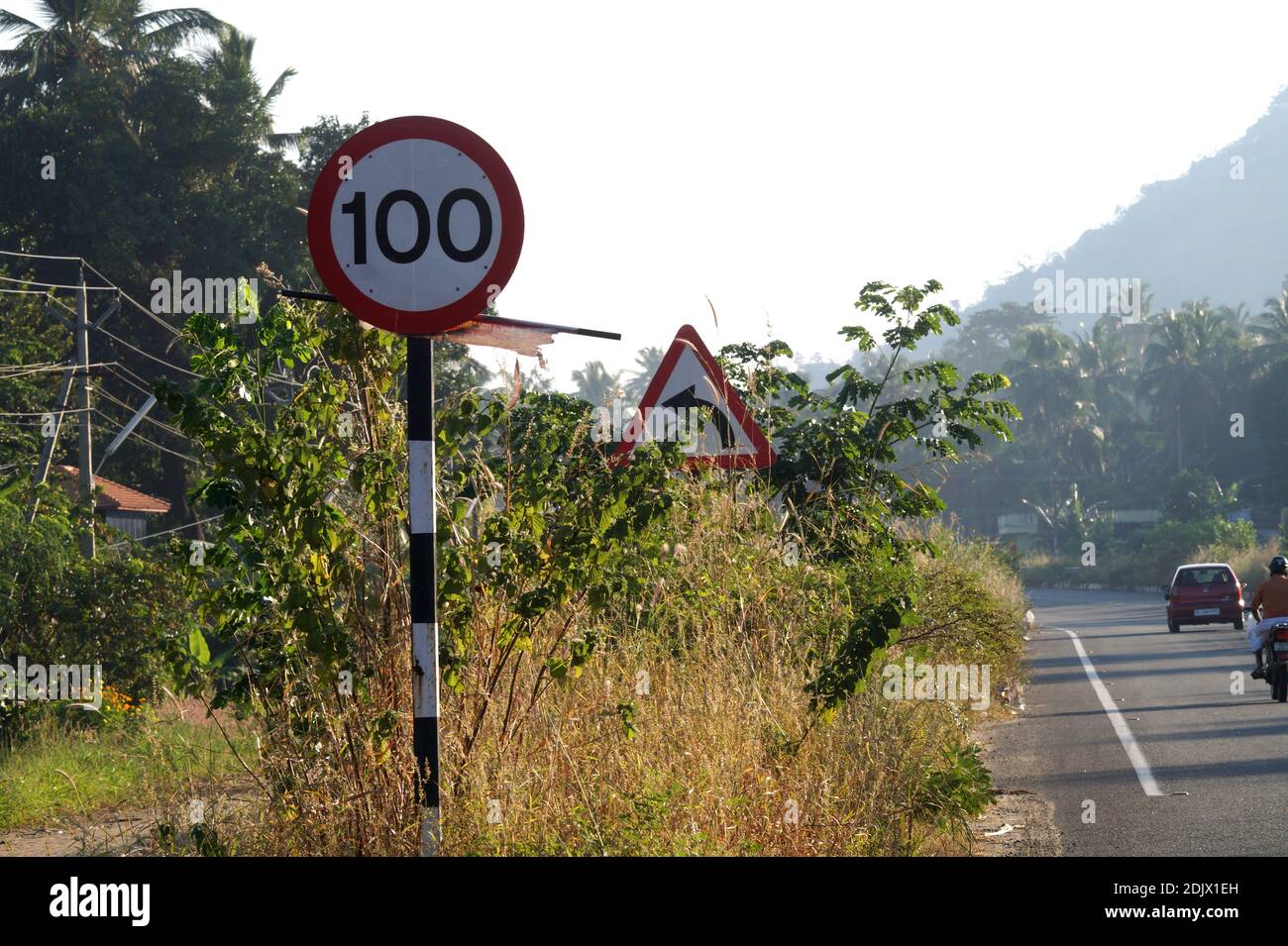 Thrissur, Kerlala, India - 11/20/2020: Cartello stradale accanto all'autostrada nazionale NH 544 Foto Stock