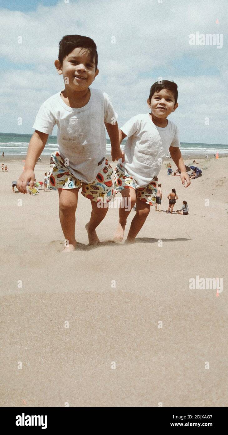 I miei bei bambini gemelli che giocano sulle Shores della mia bella Argentina Foto Stock