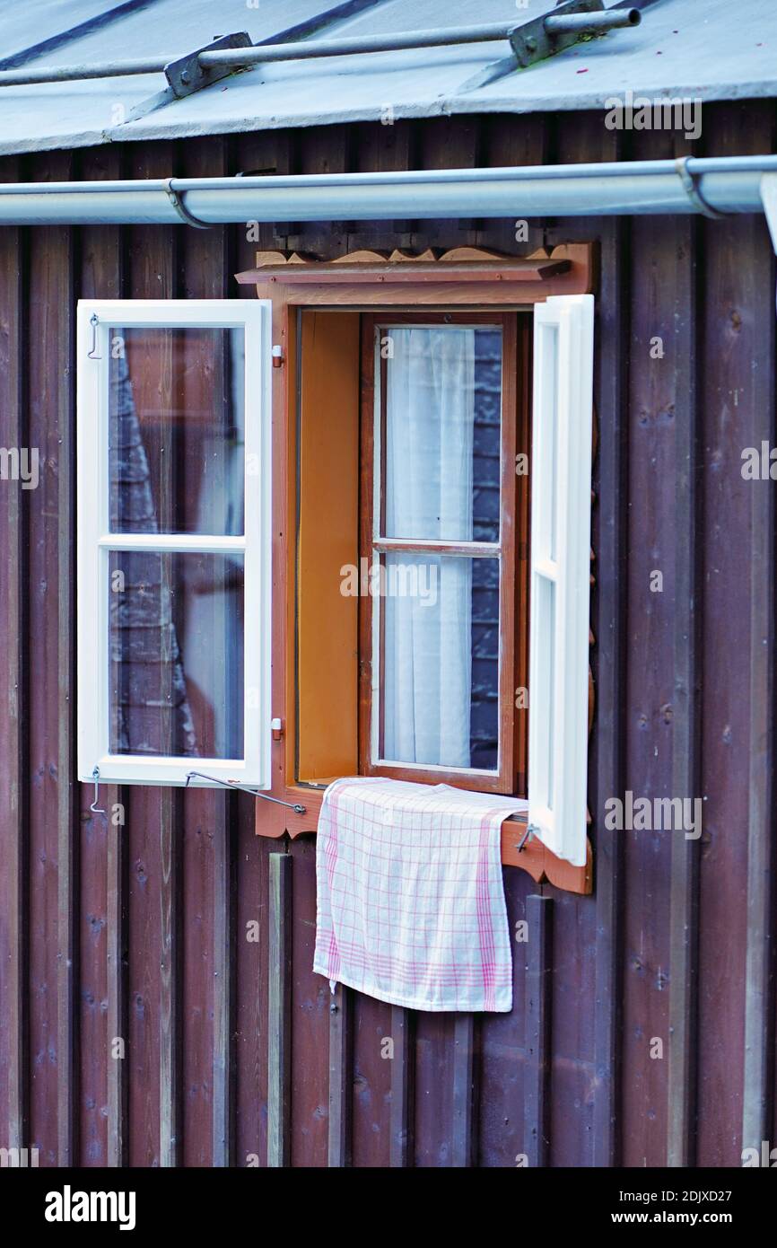 Aprire la finestra con il panno che si aggancia da Sil Foto stock - Alamy