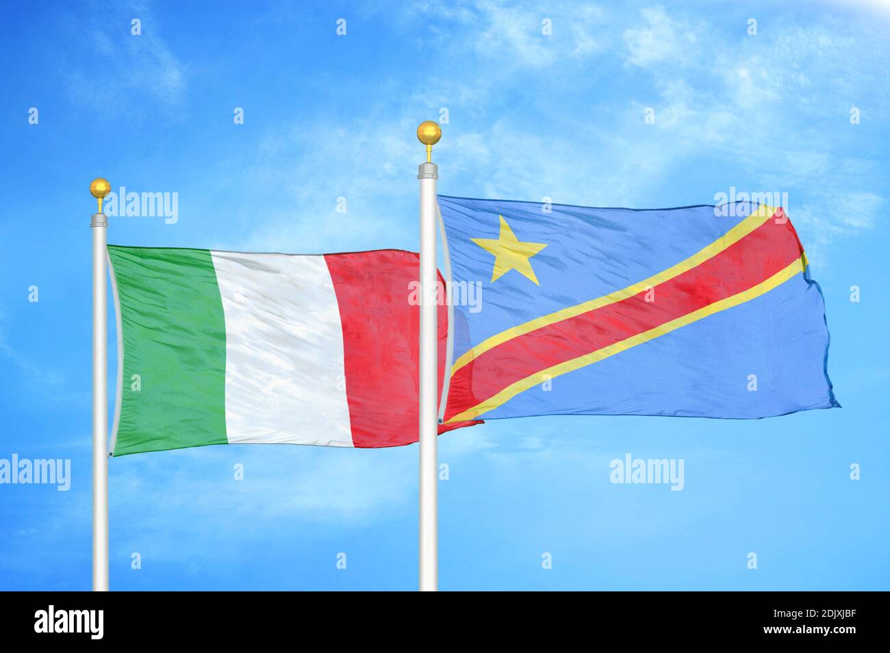 Italia e Congo Repubblica Democratica due bandiere su flagpoli e. cielo blu nuvoloso Foto Stock