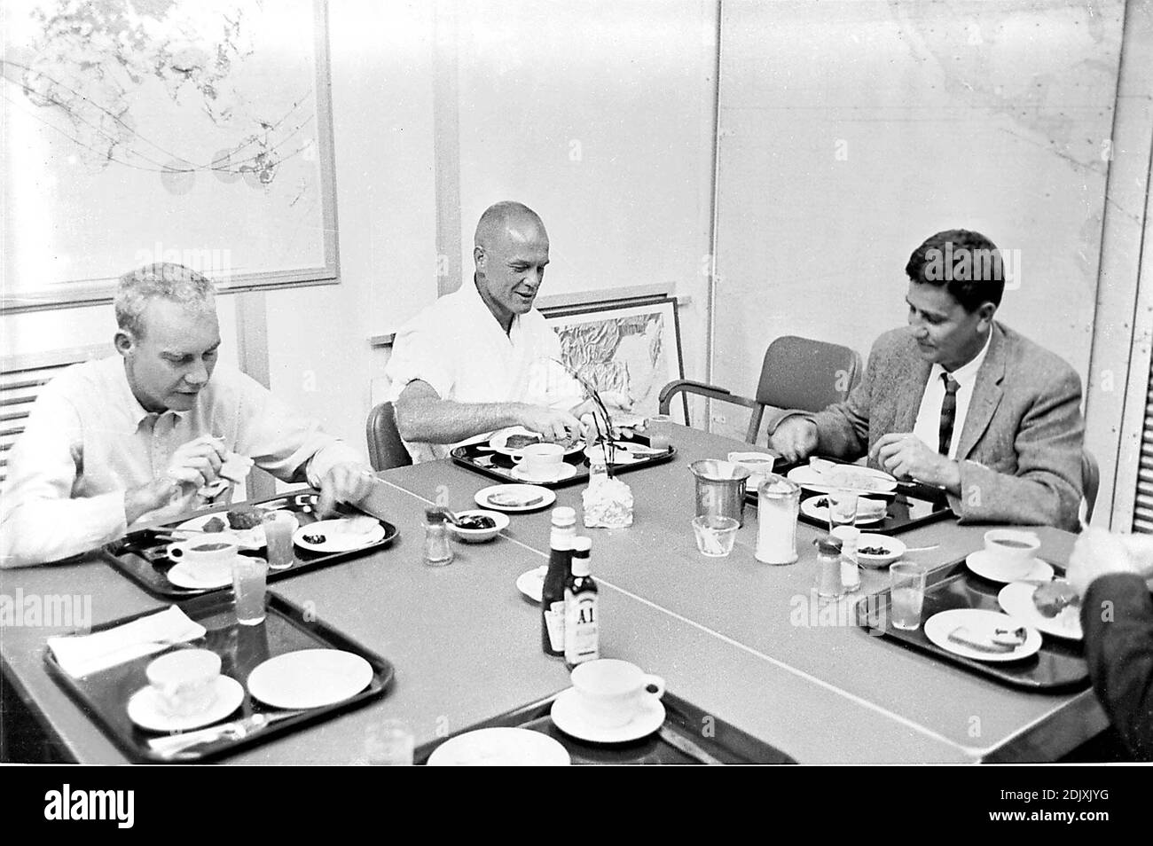 L'astronauta John H. Glenn, Jr. (Centro) mangia la prima colazione il 20 febbraio 1962 prima del suo lancio da Cape Canaveral, Florida in orbita terrestre a bordo di Friendship 7. Il Dr. William K. Douglas è sulla destra. La persona non identificata a sinistra può essere l'astronauta Donald K. 'Deke' Slayton. Foto di NASA via CNP/ABACAPRESS.COM Foto Stock
