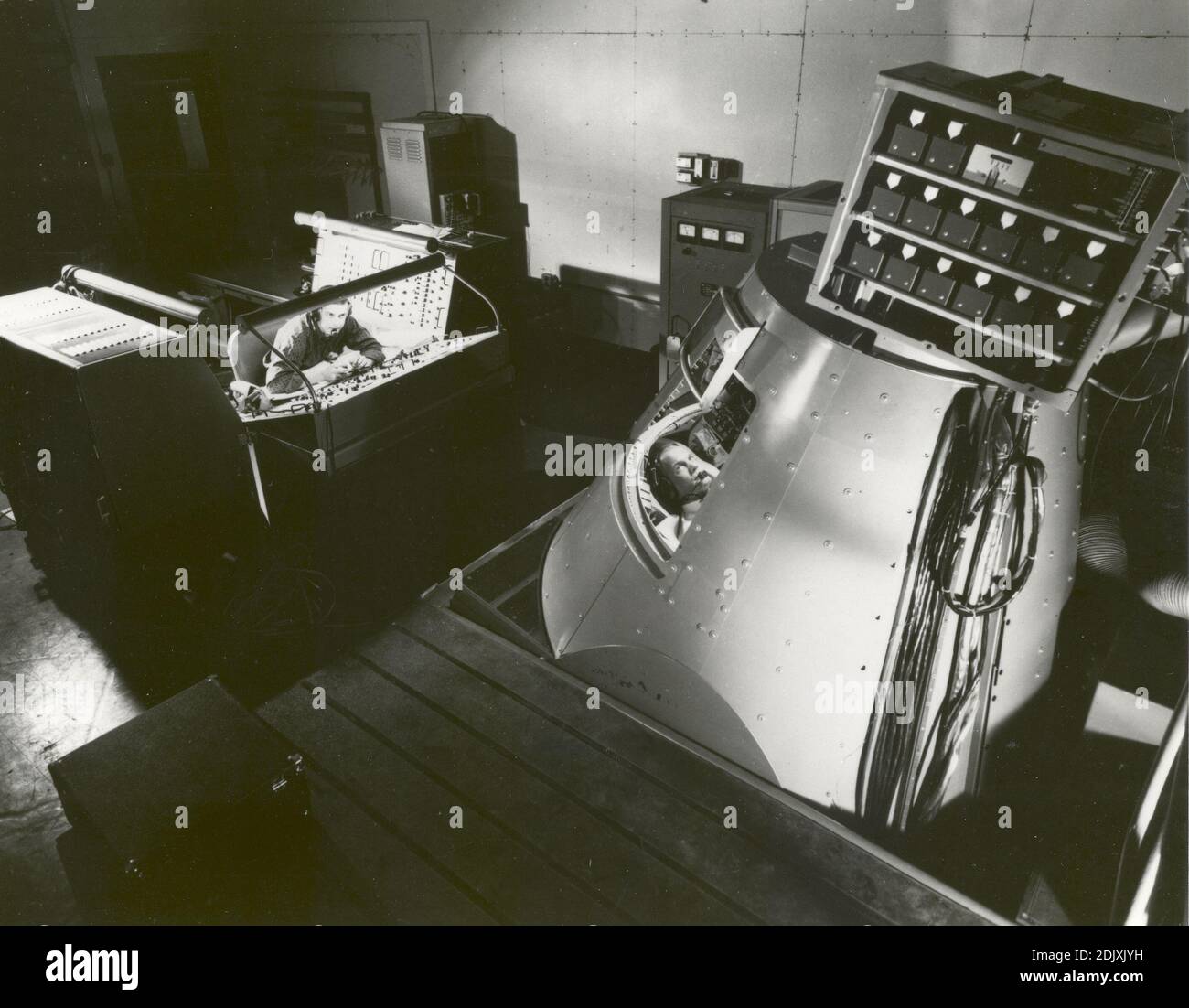John H. Glenn, uno dei sette astronauti Mercury, esegue un esercizio di formazione nel Mercury Procedures Trainer presso lo Space Task Group, Langley Field, Virginia. Questo simulatore di veicoli spaziali tipo link ha consentito all'astronauta di praticare sia modalità normale che modalità di emergenza delle operazioni dei sistemi. Foto di NASA via CNP/ABACAPRESS.COM Foto Stock