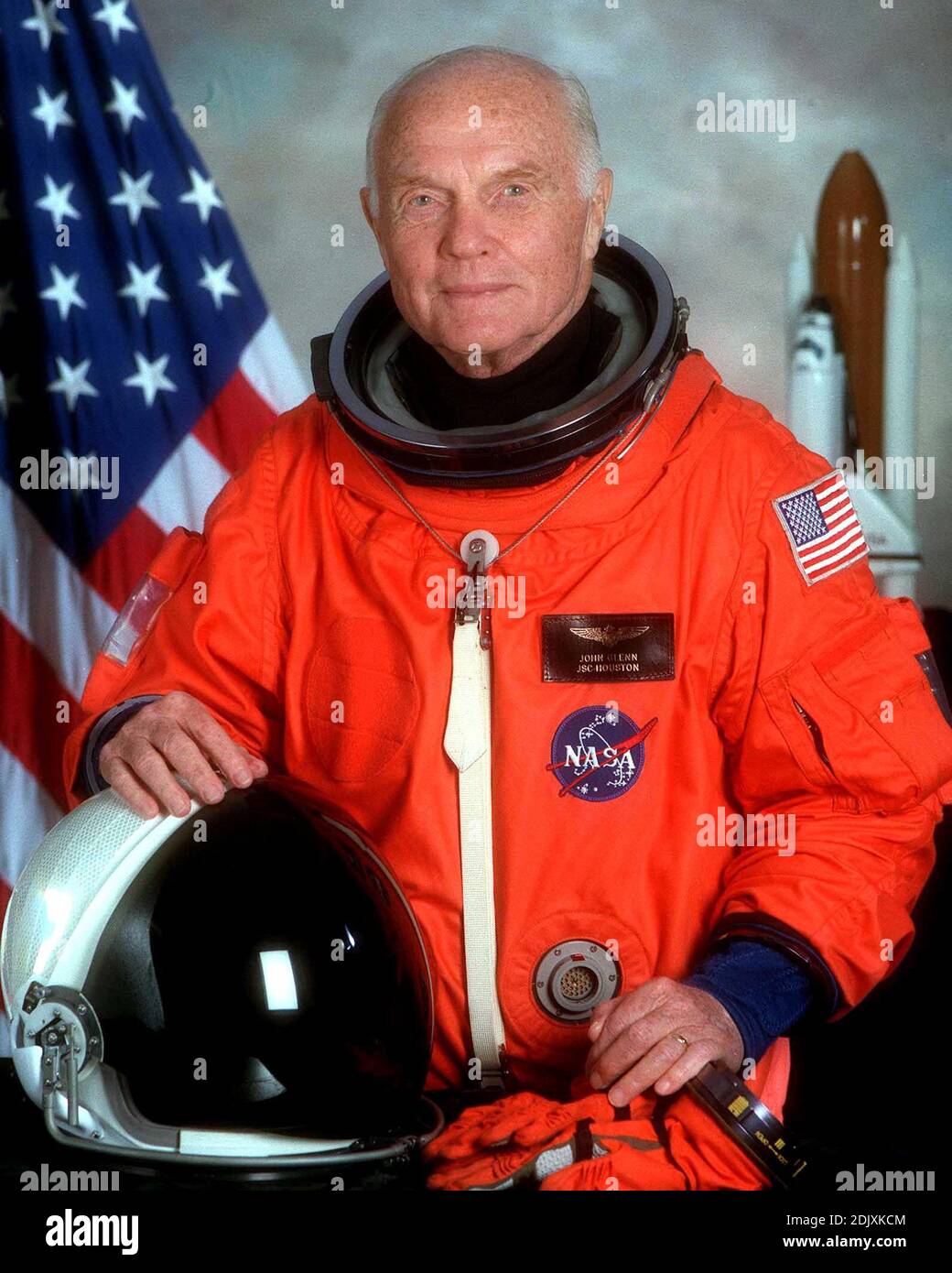 Ritratto ufficiale della NASA del senatore degli Stati Uniti John H. Glenn Jr. (Democratico dell'Ohio), specialista di payload per STS-95, preso a Houston, Texas il 19 giugno 1998. Glenn indossa la tuta arancione, a pressione parziale di lancio e di ingresso. Foto di NASA via CNP/ABACAPRESS.COM Foto Stock
