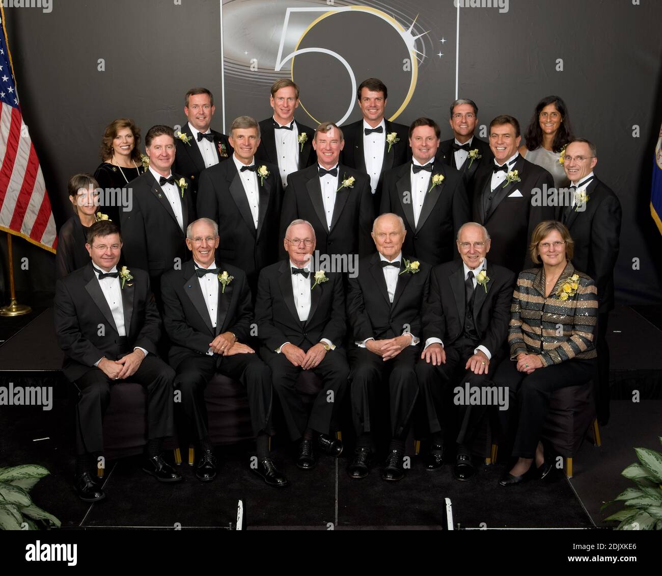 Cleveland, OH - Agosto 29, 2008 -- Un all-star la raccolta del leggendario astronauti americani è apparso in Cleveland Ohio il 29 agosto 2008 per celebrare la Nazionale Aeronautica e Spaziale della NASA (Amministrazione) cinquantesimo anniversario. John Glenn, il primo americano in orbita della Terra, Neil Armstrong, la prima persona a camminare sulla luna, Jim Lovell, veterano di due missioni Apollo e Kathryn Sullivan, la prima donna a camminare nello spazio uniti 15 altri astronauti da Ohio..Da sinistra a destra in prima fila sono Kenneth Cameron, Robert Springer, Neil Armstrong, John Glenn, James Lovell e Kathryn Sullivan Foto Stock