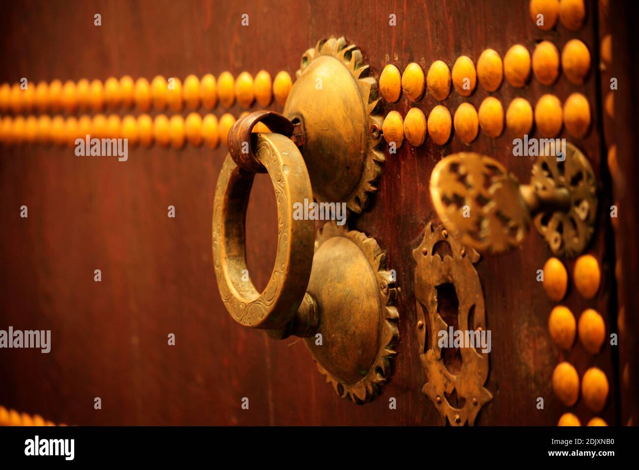 Particolare di una vecchia porta in metallo della casa Muadin (Casa El-Muadin) nella vecchia medina tetouan nord marocco, costruita nel 18 ° secolo, è un UNESCO e parola C Foto Stock