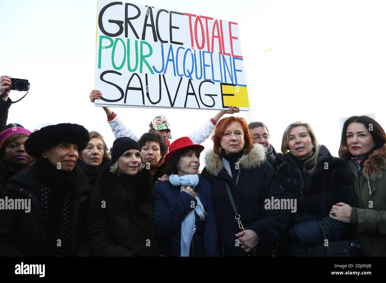 Centinaia di persone si riuniscono, alla presenza dei comici Daniele Evenou, Eva Darlan, Femen, e degli avvocati Janine Bonaggiunta e Nathalie Tomasini, alla Torre Eiffel di Parigi, Francia, il 10 dicembre 2016, chiedendo il rilascio di Jacqueline Sauvage dalla prigione. La Corte d'appello di Parigi ha respinto il 24 novembre 2016 la richiesta di parola per Jacqueline Sauvage, condannata a 10 anni di reclusione per l'omicidio del suo violento marito, nonostante il perdono presidenziale parziale del presidente francese Francois Hollande. Foto di Somer/ABACAPRESS.COM Foto Stock