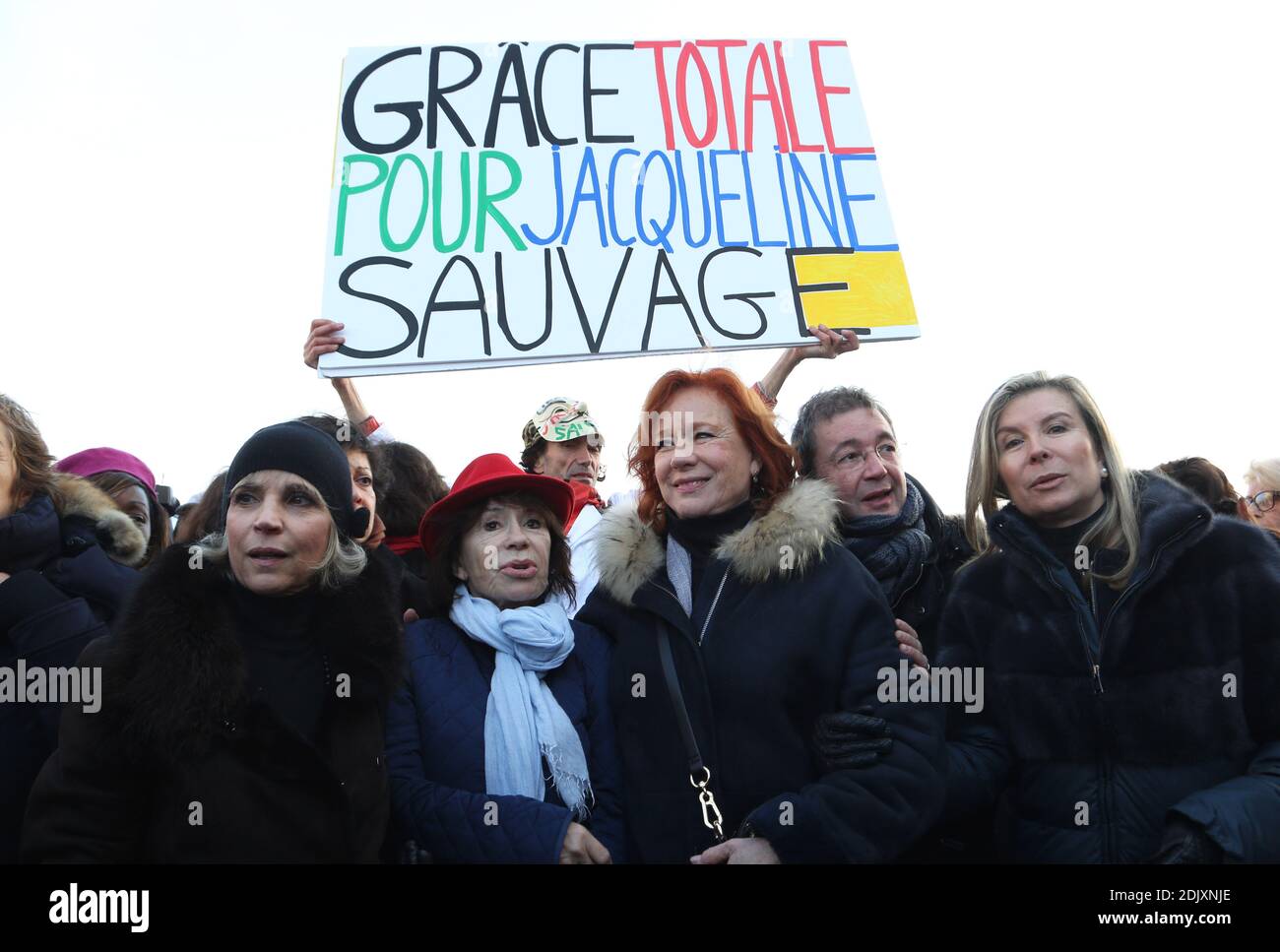 Centinaia di persone si riuniscono, alla presenza dei comici Daniele Evenou, Eva Darlan, Femen, e degli avvocati Janine Bonaggiunta e Nathalie Tomasini, alla Torre Eiffel di Parigi, Francia, il 10 dicembre 2016, chiedendo il rilascio di Jacqueline Sauvage dalla prigione. La Corte d'appello di Parigi ha respinto il 24 novembre 2016 la richiesta di parola per Jacqueline Sauvage, condannata a 10 anni di reclusione per l'omicidio del suo violento marito, nonostante il perdono presidenziale parziale del presidente francese Francois Hollande. Foto di Somer/ABACAPRESS.COM Foto Stock