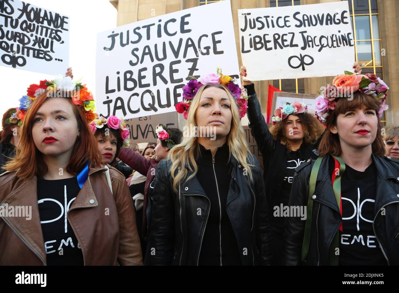 Centinaia di persone si riuniscono, alla presenza dei comici Daniele Evenou, Eva Darlan, Femen, e degli avvocati Janine Bonaggiunta e Nathalie Tomasini, alla Torre Eiffel di Parigi, Francia, il 10 dicembre 2016, chiedendo il rilascio di Jacqueline Sauvage dalla prigione. La Corte d'appello di Parigi ha respinto il 24 novembre 2016 la richiesta di parola per Jacqueline Sauvage, condannata a 10 anni di reclusione per l'omicidio del suo violento marito, nonostante il perdono presidenziale parziale del presidente francese Francois Hollande. Foto di Somer/ABACAPRESS.COM Foto Stock