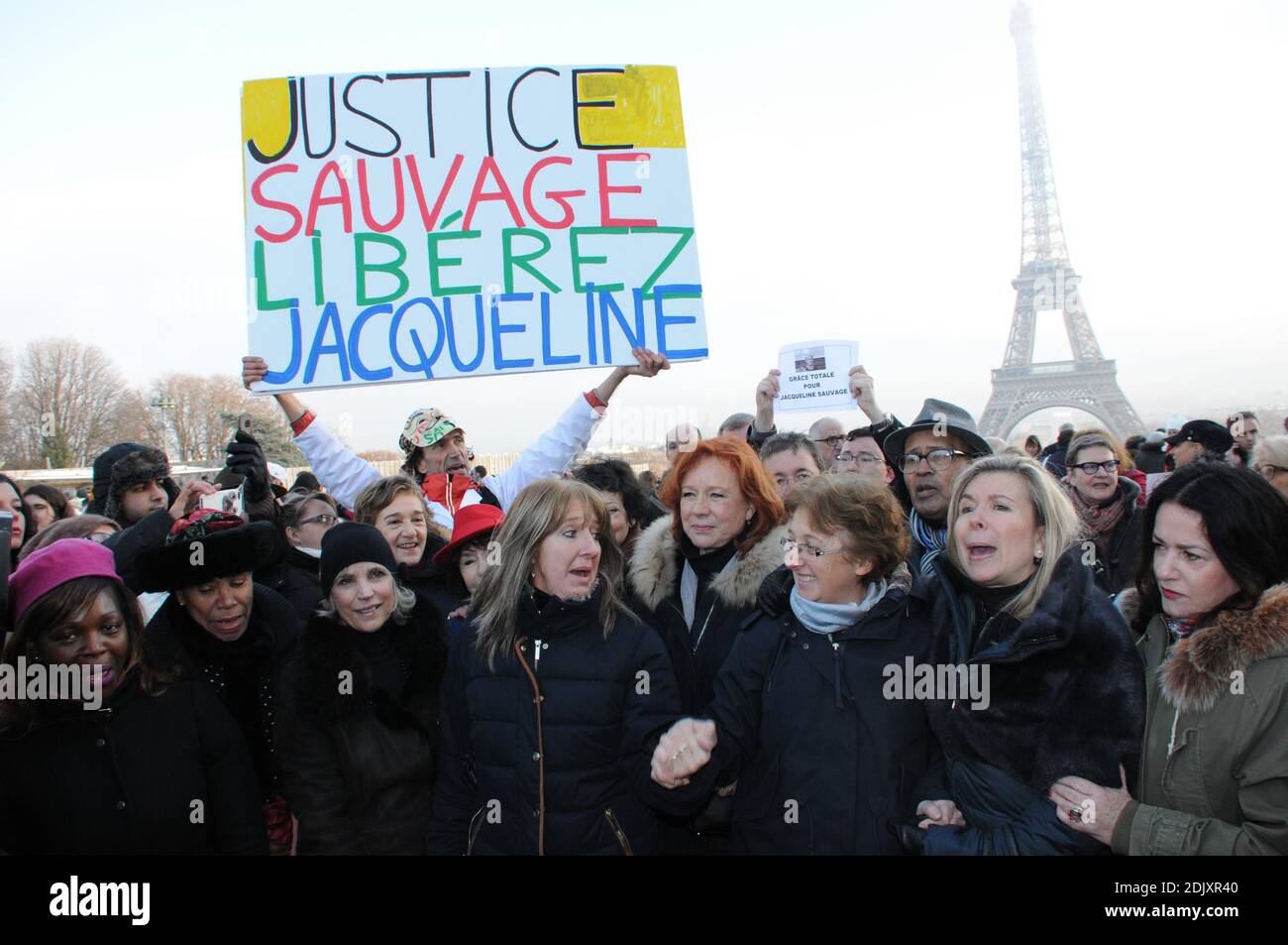 Manifestazione alla presenza dei comici Annie Duperey, Daniele Evenou, Eva Darlan, Inna Shevchenko e Femen, e degli avvocati Janine Bonaggiunta e Nathalie Tomasini, sul Trocadero di fronte alla Torre Eiffel di Parigi, Francia, il 10 dicembre 2016, chiedendo che Jacqueline Sauvage venga liberato dalla prigione. La Corte d'appello di Parigi ha respinto il 24 novembre 2016 la richiesta di parola per Jacqueline Sauvage, condannata a 10 anni di reclusione per l'omicidio del suo violento marito, nonostante il perdono presidenziale parziale del presidente francese Francois Hollande. Foto di Alain Apaydin/ABACAPRES Foto Stock