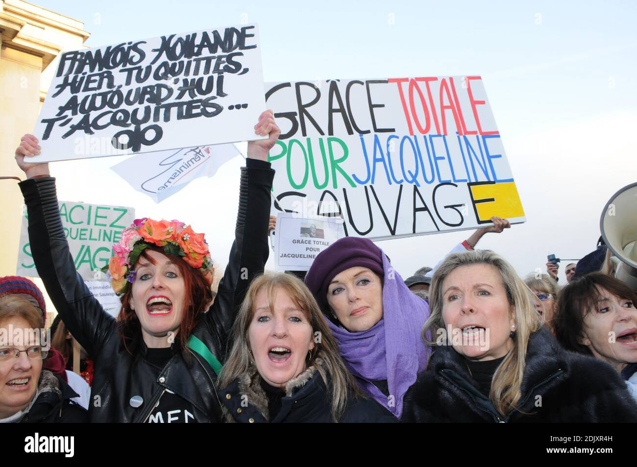 Manifestazione alla presenza dei comici Annie Duperey, Daniele Evenou, Eva Darlan, Inna Shevchenko e Femen, e degli avvocati Janine Bonaggiunta e Nathalie Tomasini, sul Trocadero di fronte alla Torre Eiffel di Parigi, Francia, il 10 dicembre 2016, chiedendo che Jacqueline Sauvage venga liberato dalla prigione. La Corte d'appello di Parigi ha respinto il 24 novembre 2016 la richiesta di parola per Jacqueline Sauvage, condannata a 10 anni di reclusione per l'omicidio del suo violento marito, nonostante il perdono presidenziale parziale del presidente francese Francois Hollande. Foto di Alain Apaydin/ABACAPRES Foto Stock