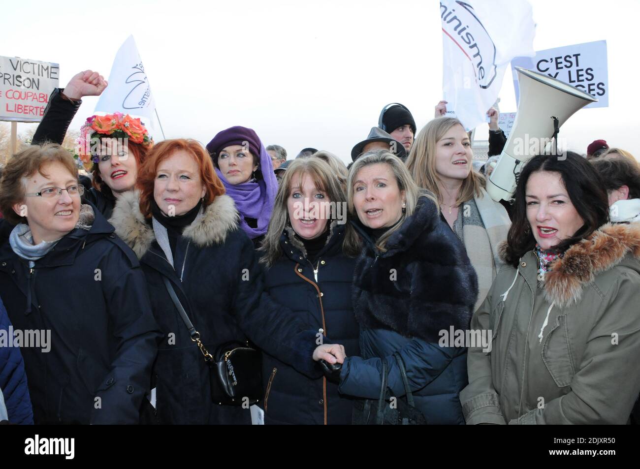 Manifestazione alla presenza dei comici Annie Duperey, Daniele Evenou, Eva Darlan, Inna Shevchenko e Femen, e degli avvocati Janine Bonaggiunta e Nathalie Tomasini, sul Trocadero di fronte alla Torre Eiffel di Parigi, Francia, il 10 dicembre 2016, chiedendo che Jacqueline Sauvage venga liberato dalla prigione. La Corte d'appello di Parigi ha respinto il 24 novembre 2016 la richiesta di parola per Jacqueline Sauvage, condannata a 10 anni di reclusione per l'omicidio del suo violento marito, nonostante il perdono presidenziale parziale del presidente francese Francois Hollande. Foto di Alain Apaydin/ABACAPRES Foto Stock