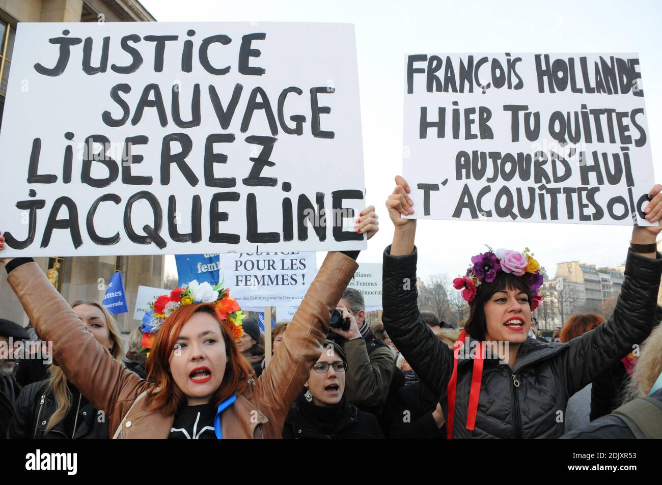 Manifestazione alla presenza dei comici Annie Duperey, Daniele Evenou, Eva Darlan, Inna Shevchenko e Femen, e degli avvocati Janine Bonaggiunta e Nathalie Tomasini, sul Trocadero di fronte alla Torre Eiffel di Parigi, Francia, il 10 dicembre 2016, chiedendo che Jacqueline Sauvage venga liberato dalla prigione. La Corte d'appello di Parigi ha respinto il 24 novembre 2016 la richiesta di parola per Jacqueline Sauvage, condannata a 10 anni di reclusione per l'omicidio del suo violento marito, nonostante il perdono presidenziale parziale del presidente francese Francois Hollande. Foto di Alain Apaydin/ABACAPRES Foto Stock