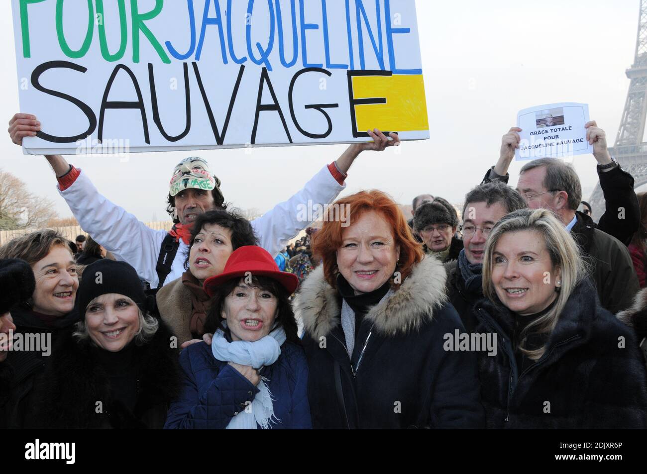 Manifestazione alla presenza dei comici Annie Duperey, Daniele Evenou, Eva Darlan, Inna Shevchenko e Femen, e degli avvocati Janine Bonaggiunta e Nathalie Tomasini, sul Trocadero di fronte alla Torre Eiffel di Parigi, Francia, il 10 dicembre 2016, chiedendo che Jacqueline Sauvage venga liberato dalla prigione. La Corte d'appello di Parigi ha respinto il 24 novembre 2016 la richiesta di parola per Jacqueline Sauvage, condannata a 10 anni di reclusione per l'omicidio del suo violento marito, nonostante il perdono presidenziale parziale del presidente francese Francois Hollande. Foto di Alain Apaydin/ABACAPRES Foto Stock