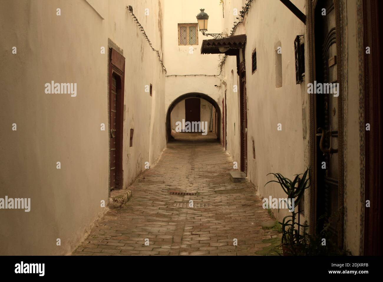 Una scena dalle strette strade della vecchia medina Tétouan. tetouan è il nome berbero significa letteralmente 'gli occhi' e figurativamente 'le sorgenti d'acqua'. Foto Stock