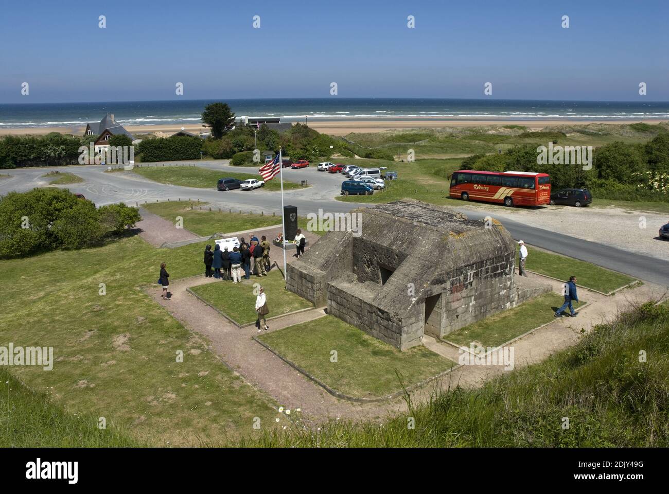 I turisti possono vedere una batteria tedesca di armi da fuoco utilizzata durante l'invasione alleata della Normandia, a Omaha Beach sulla Manica, in Francia. Foto Stock