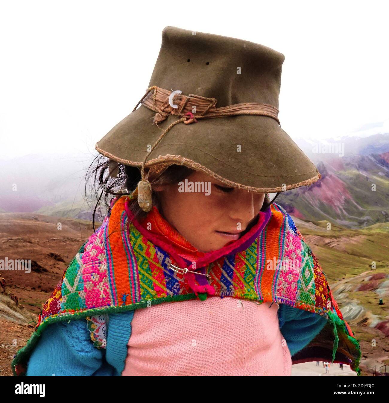 Primo piano di Donna che indossa il cappello in piedi in montagna durante  il tempo di Foggy Foto stock - Alamy