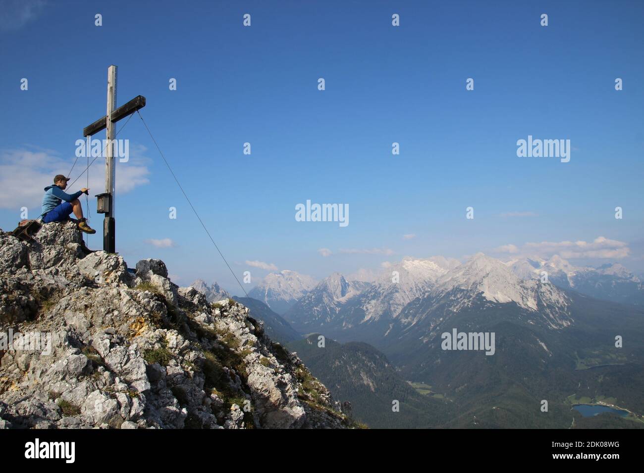 Vista sommitale dal Vierspitze con una croce Foto Stock