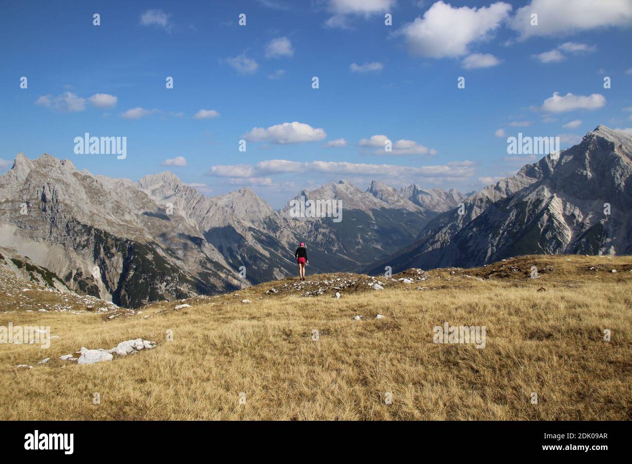 Donna di fronte ad una montagna sullo sfondo del Brunnsteinanger, vista del Karwendeltal Foto Stock