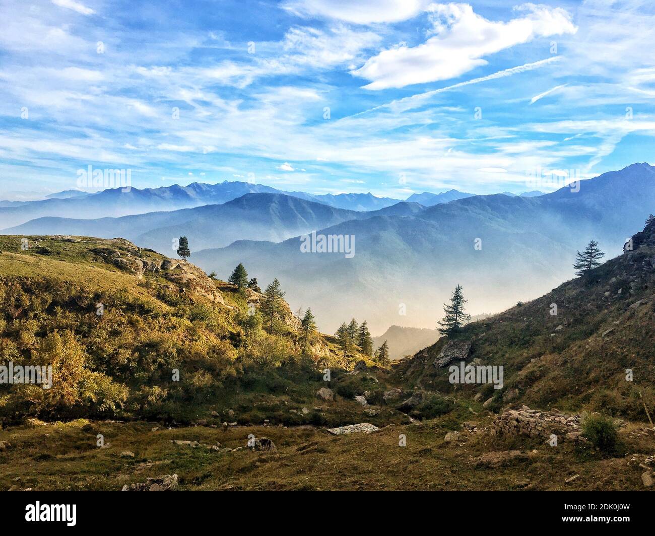 Vista panoramica del paesaggio e le montagne contro il cielo Foto Stock