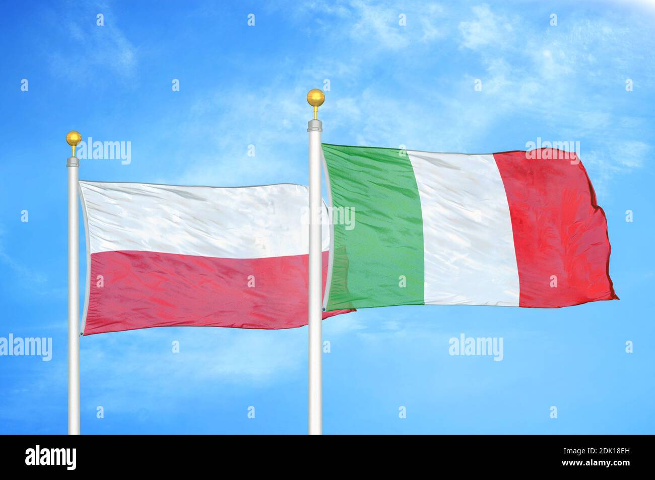 Polonia e Italia due bandiere su paletti e blu nuvoloso cielo Foto Stock