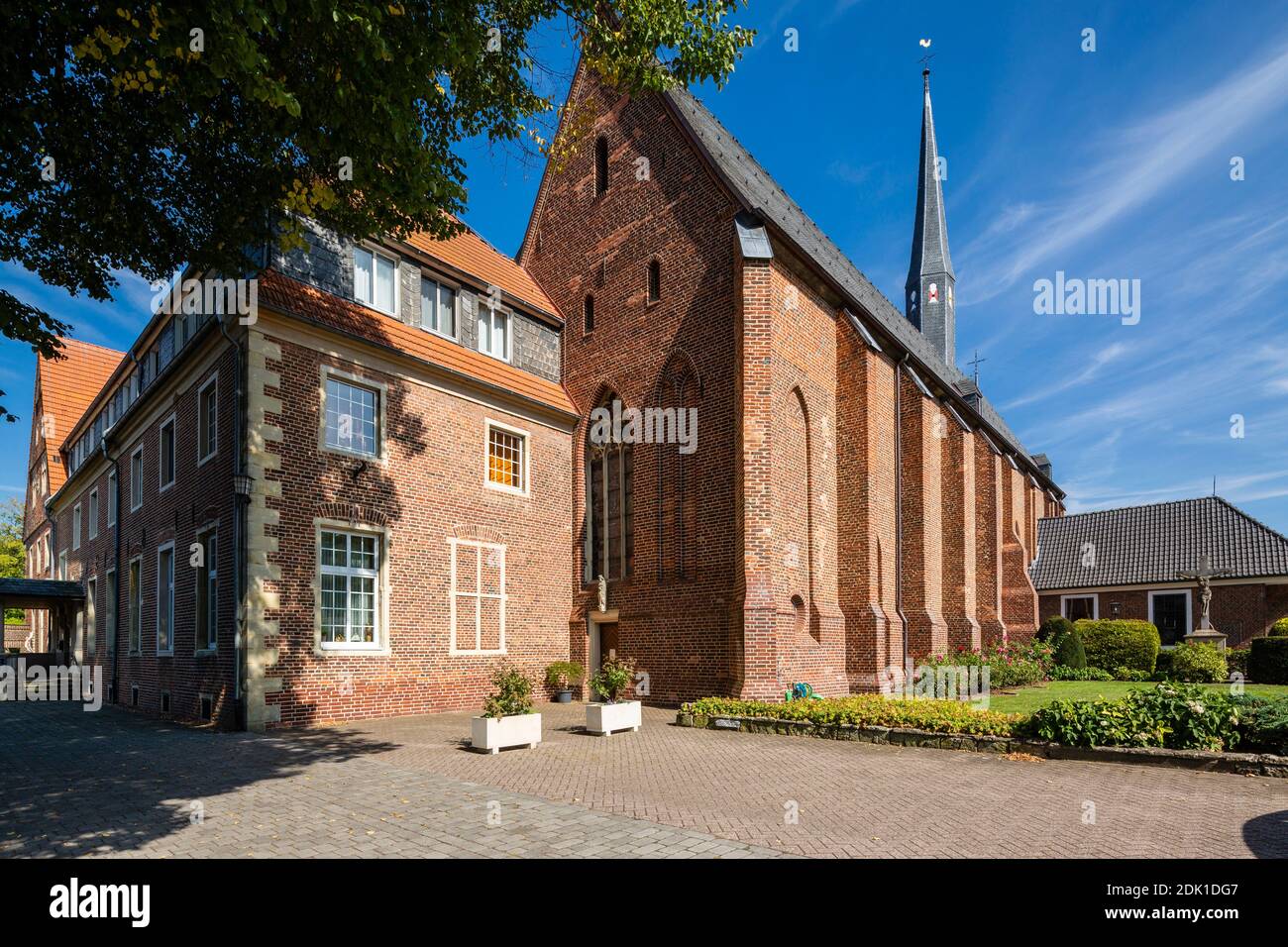 Germania, Borken, Borken-Burlo, Borken-Borkenwirthe, Parco Naturale Hohe Mark Westmuensterland, Muensterland, Westfalia, Renania Settentrionale-Vestfalia, Monastero Mariengarden con Chiesa del Rettorato Cattolico e Chiesa del Monastero di Santa Maria, Monastero degli Oblati della Vergine Immacolata, ex Scuola superiore Oblate, oggi Scuola Missionaria Oblate Foto Stock