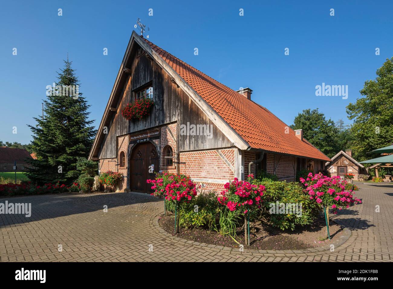 Germania, Borken, Borken-Marbeck, Parco Naturale Hohe Mark Westmuensterland, Muensterland, Westfalia, Renania Settentrionale-Vestfalia, Heimathaus Marbeck, museo per le attrezzature agricole, ex fienile, decorazioni floreali Foto Stock