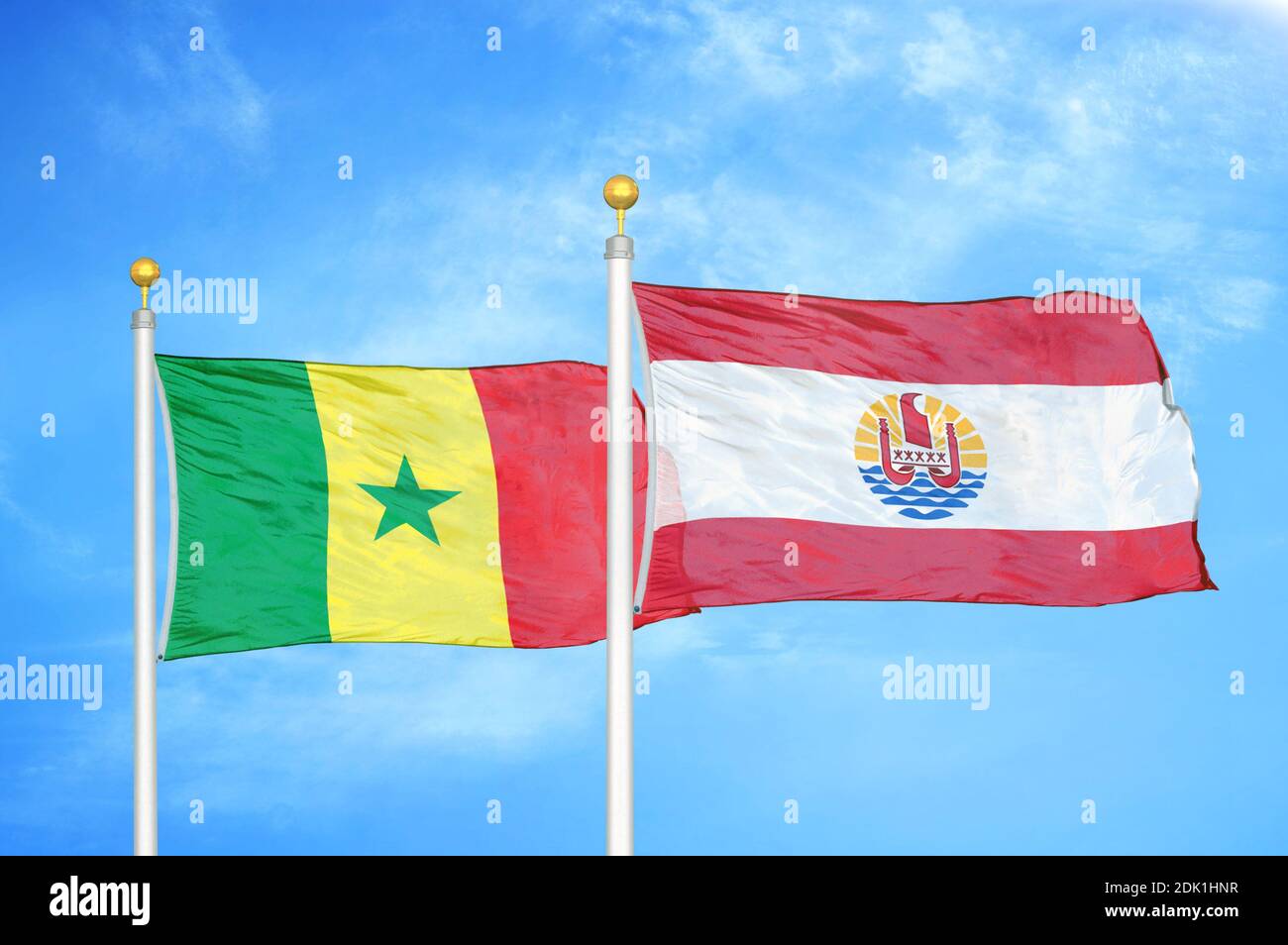 Senegal e Polinesia francese due bandiere su flagpoli e blu cielo nuvoloso Foto Stock