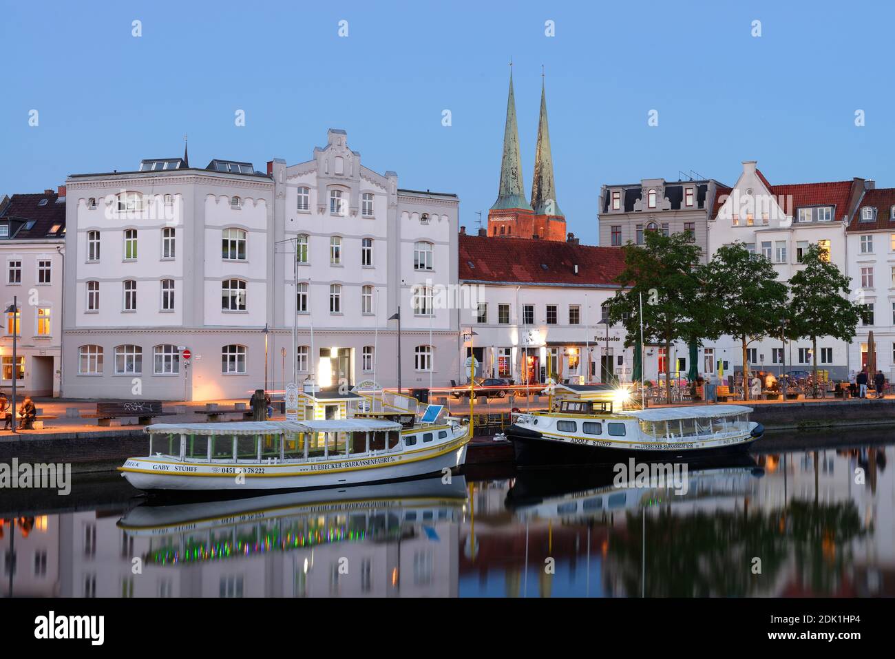 City Trave con la città vecchia e le torri della cattedrale nella luce della sera, Lübeck, patrimonio mondiale dell'UNESCO, Schleswig-Holstein, Germania Foto Stock