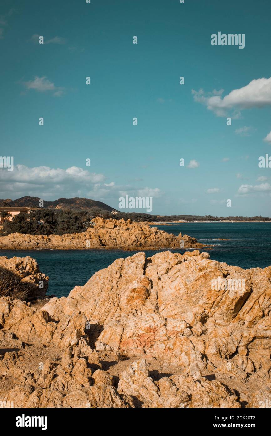 Rocce, scogliere, baia nei pressi di Orosei in Sardegna con pini e mare blu Foto Stock