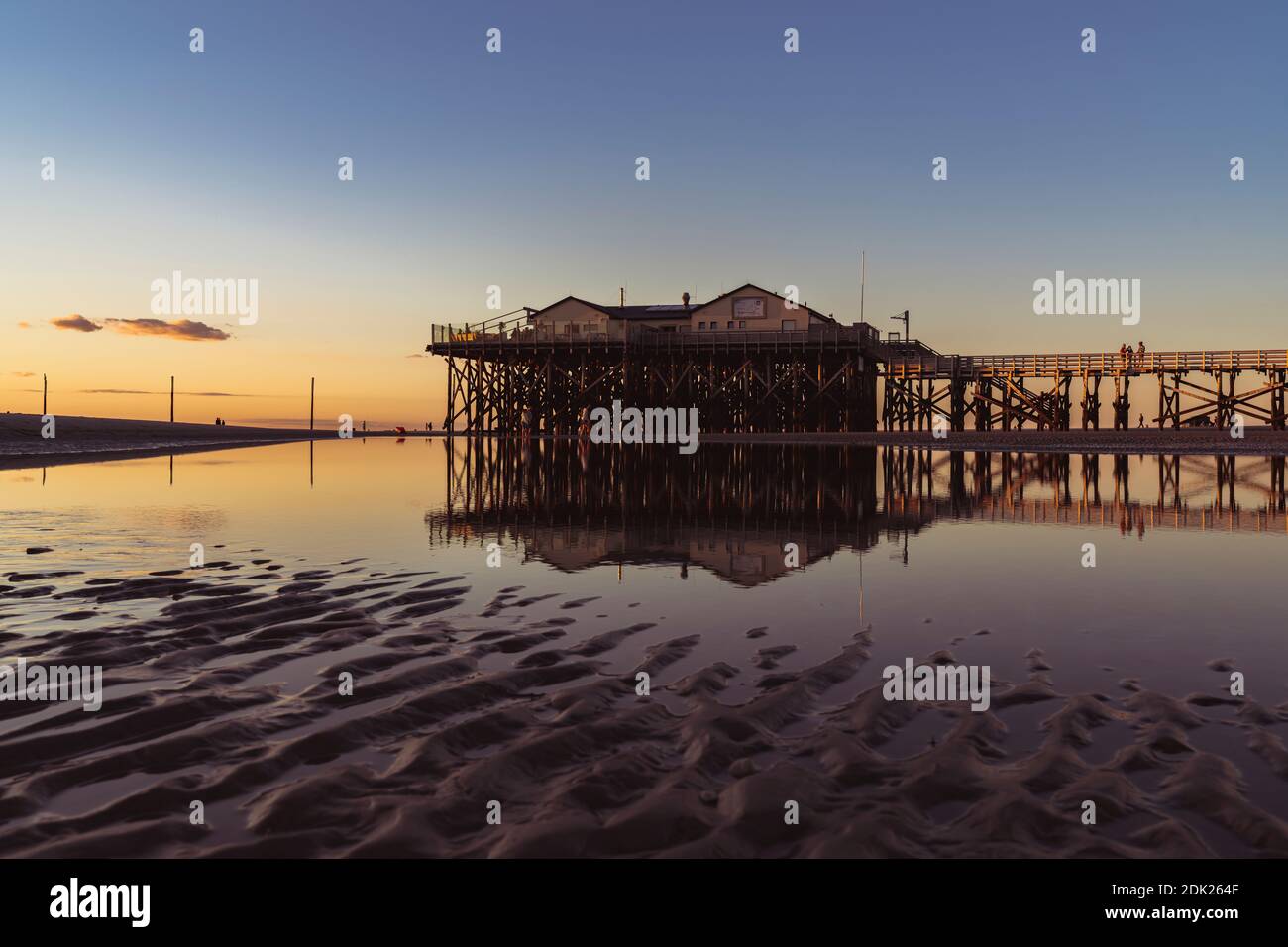 Spiaggia, palafitte, tramonto, Sankt Peter-Ording, Mare del Nord, Schleswig-Holstein, Germania, Europa Foto Stock