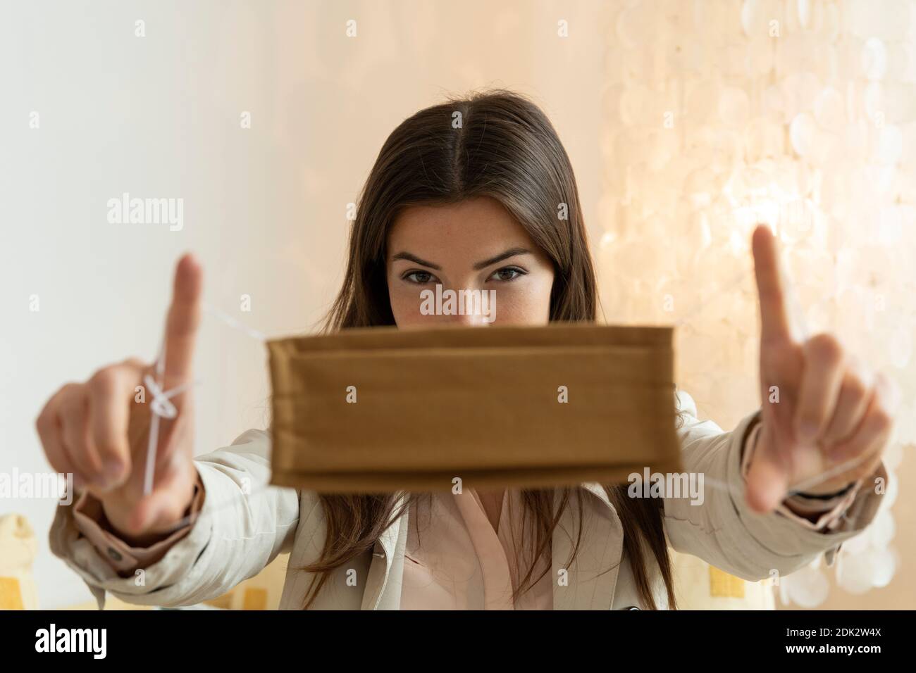 giovane donna con maschera alla bocca e al naso, ritratto Foto Stock