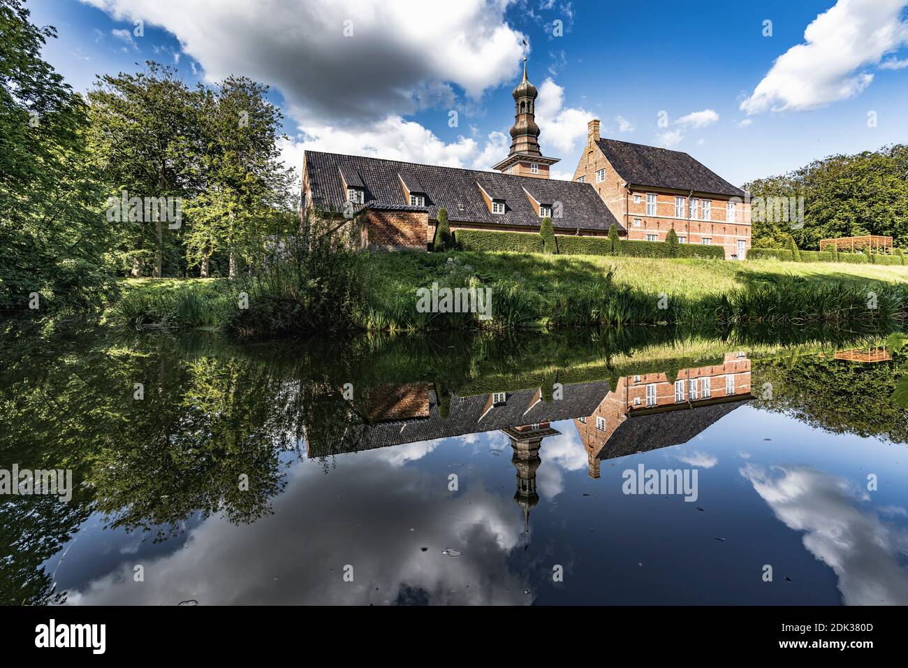 Castello di fronte a Husum, riflesso nel fossato, Mare del Nord, Schleswig-Holstein, Germania, Europa Foto Stock