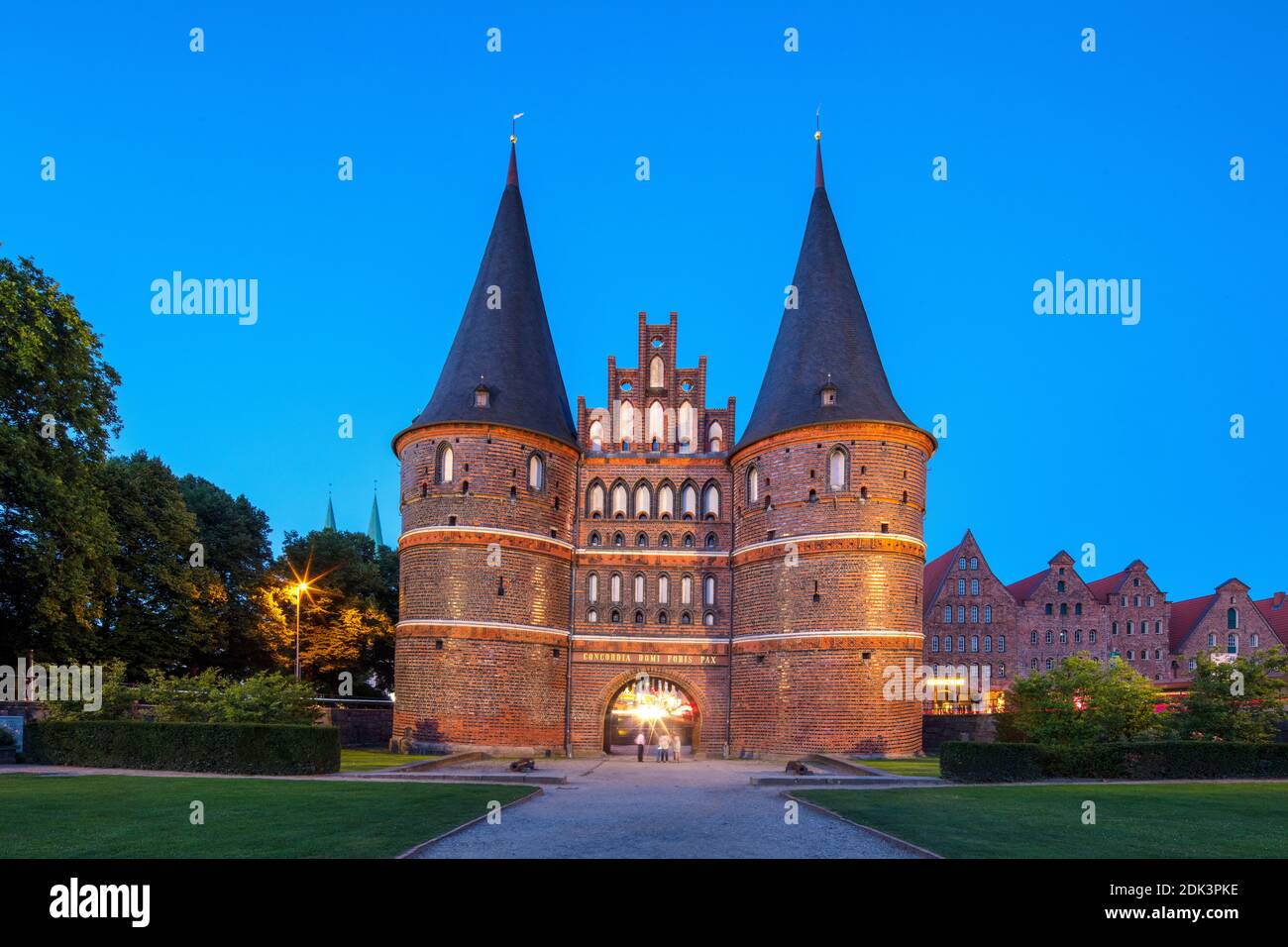 Germania, Schleswig-Holstein, Città anseatica di Lübeck, Vista della porta di Holsten, l'edificio in mattoni è anche il punto di riferimento della città, Foto Stock