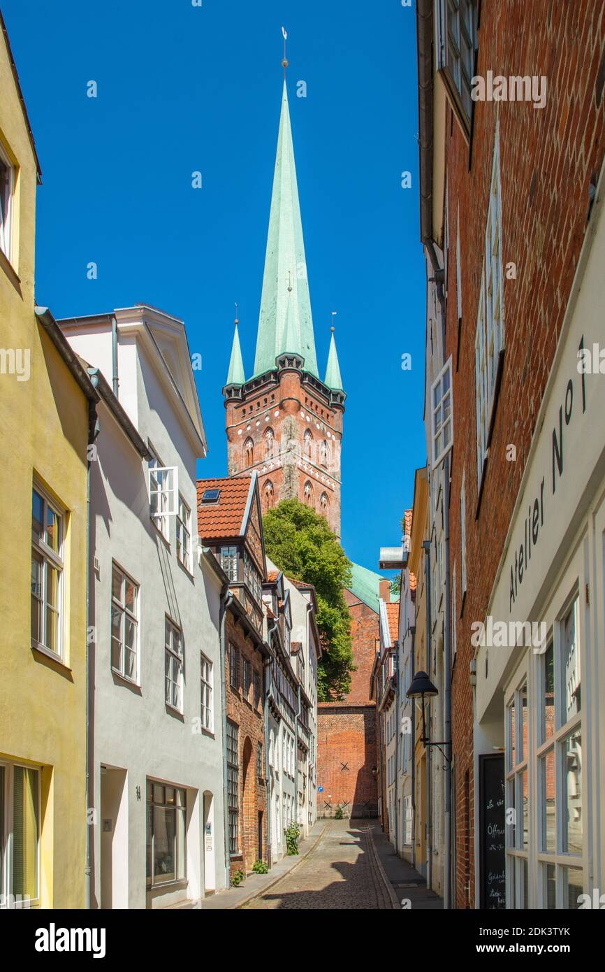 Germania, Schleswig-Holstein, Città anseatica di Lübeck, Altstadtgasse: Kleine Petersgrube, Vista sulla torre di St, Chiesa di Petri, Foto Stock