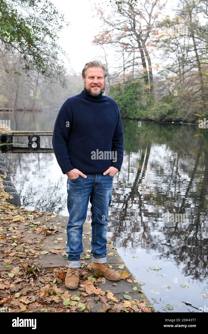 02 dicembre 2020, Berlino: Attore Martin Luding (49) durante una passeggiata attraverso il Tiergarten di Berlino. Il Berliner nativo può ora essere visto come Jens Reichard nella telenovela ARD 'Rote Rosen' dalla 18 ° stagione. Ha già suonato in numerosi film televisivi e produzioni teatrali come 'Caveman'. I suoi interessi personali risiedono nell'artigianato e nelle attività sportive, come le escursioni a piedi e in bicicletta in montagna. Il suo amore per l'Africa lo ha portato in un safari di diverse settimane attraverso il Serengeti e anche al Kilimanjaro. Foto: Jens Kalaene/dpa-Zentralbild/ZB Foto Stock