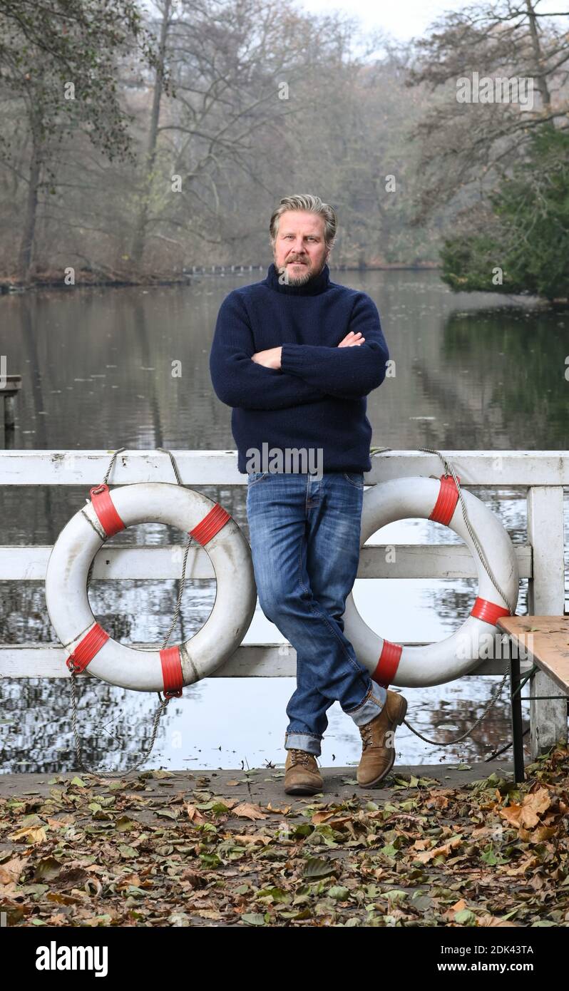 02 dicembre 2020, Berlino: Attore Martin Luding (49) durante una passeggiata attraverso il Tiergarten di Berlino. Il Berliner nativo può ora essere visto come Jens Reichard nella telenovela ARD 'Rote Rosen' dalla 18 ° stagione. Ha già suonato in numerosi film televisivi e produzioni teatrali come 'Caveman'. I suoi interessi personali risiedono nell'artigianato e nelle attività sportive, come le escursioni a piedi e in bicicletta in montagna. Il suo amore per l'Africa lo ha portato in un safari di diverse settimane attraverso il Serengeti e anche al Kilimanjaro. Foto: Jens Kalaene/dpa-Zentralbild/ZB Foto Stock