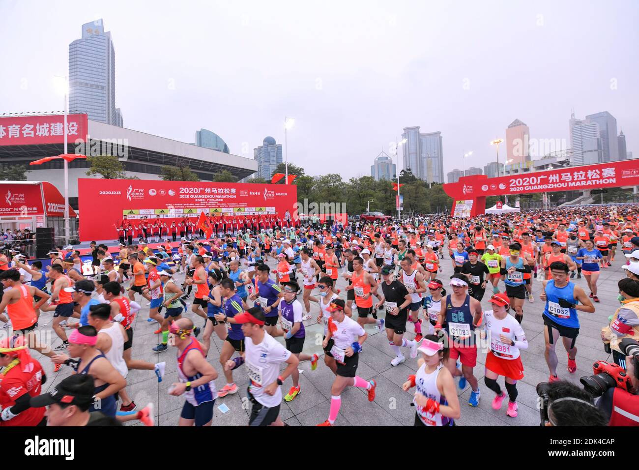 I corridori corrono nella maratona di Guangzhou 2020 a Guangzhou, provincia del Guangdong della Cina del sud, 13 dicembre 2020. L'evento si svolge dalle 7:30 alle 13:45. Som Foto Stock
