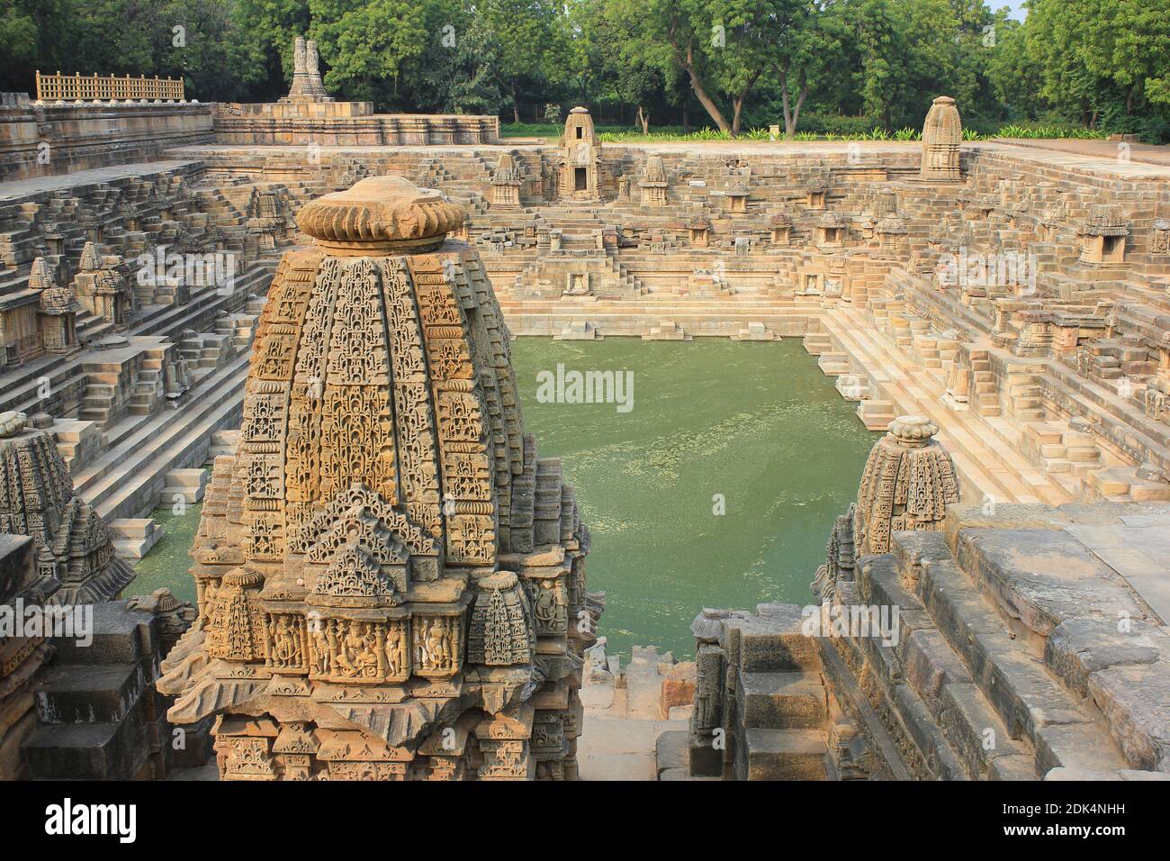 Kunda, un serbatoio o serbatoio (noto anche come Ramakunda o Suryakunda) al Tempio del Sole, Modhera, Gujarat Foto Stock