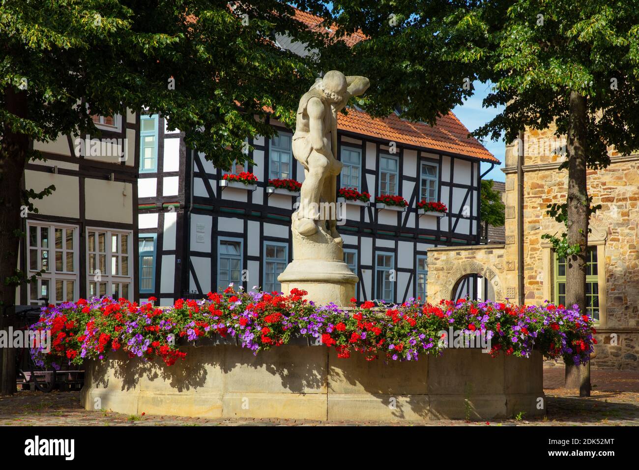 Germania, bassa Sassonia, città di Rinteln, fontana sulla piazza della chiesa Foto Stock