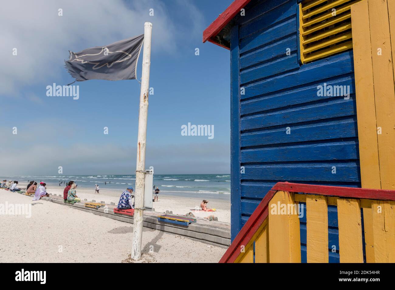 Una bandiera nera di allarme squalo vola sulla spiaggia di Muizenberg, Città del Capo, Sud Africa. La bandiera nera indica che le condizioni di avvistamento degli squali sono scarse. Foto Stock