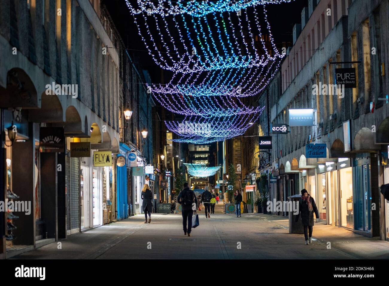 Edimburgo, Scozia, Regno Unito. 14 dicembre 2020. La città di Edimburgo rimane controverso al 3° piano di chiusura, il che significa che i bar e i ristoranti devono chiudere alle 18:00 e non vendere alcolici. La maggior parte dei bar ha scelto di rimanere chiusi, martedì vedrà il governo scozzese annunciare se la città si rilasserà fino al 2° piano o rimarrà al 3° piano. PIC; normalmente occupato con la vita notturna, Rose Street è quasi deserta. Iain Masterton/Alamy Live News Foto Stock