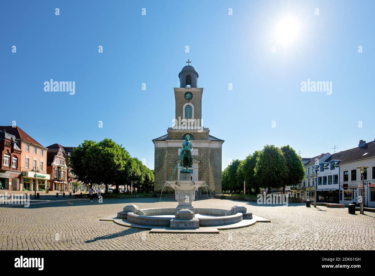 Germania, Schleswig-Holstein, Costa del Mare del Nord. Frisia Nord, città di Husum. Sul mercato. Marienkirche con fontana del mercato. Foto Stock