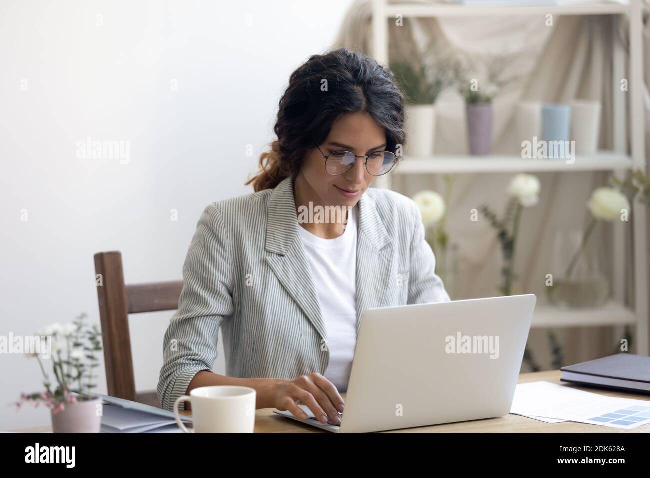 Felice donna d'affari millennial che negozia con il fornitore del cliente con il messaggero del email Foto Stock