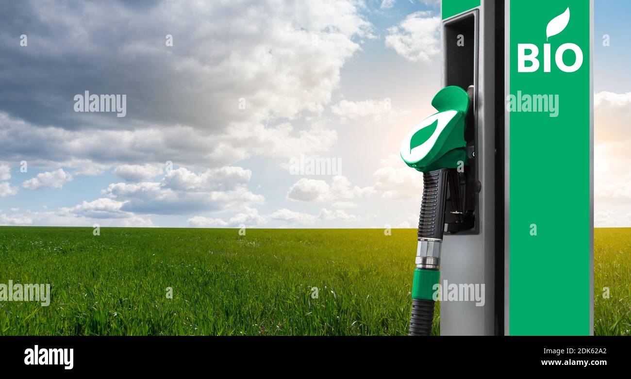Stazione di riempimento biocarburante su uno sfondo di campo verde e. cielo blu Foto Stock