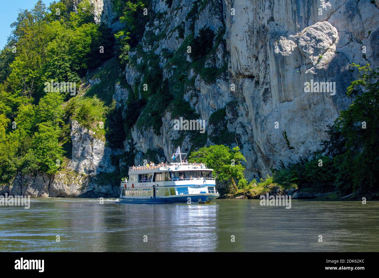 Germania, Baviera, Weltenburg. Navi da passeggeri a bordo e nella gola del Danubio. Foto Stock