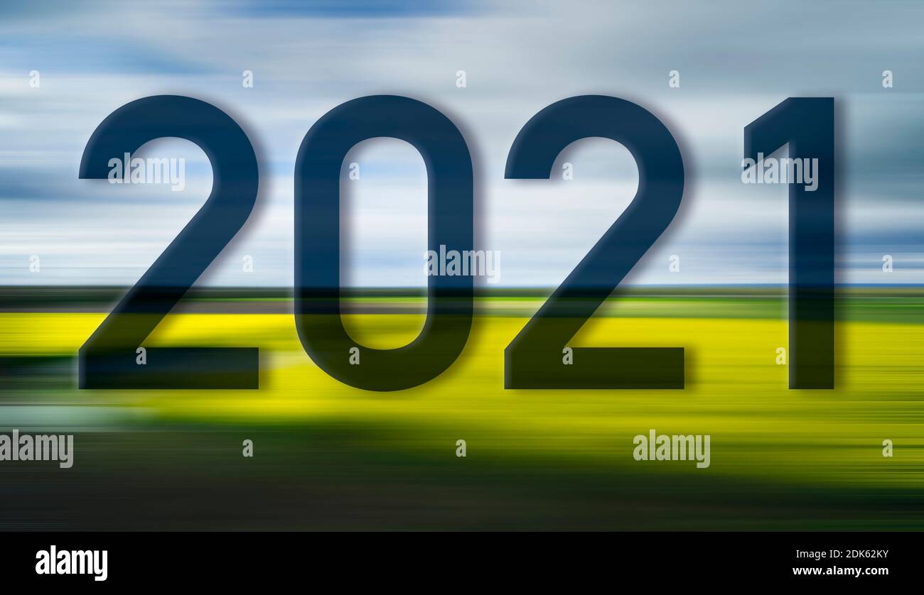Anno nuovo 2021. Testo creato con un software di editing di immagini su una fotografia di un paesaggio in movimento. Foto Stock
