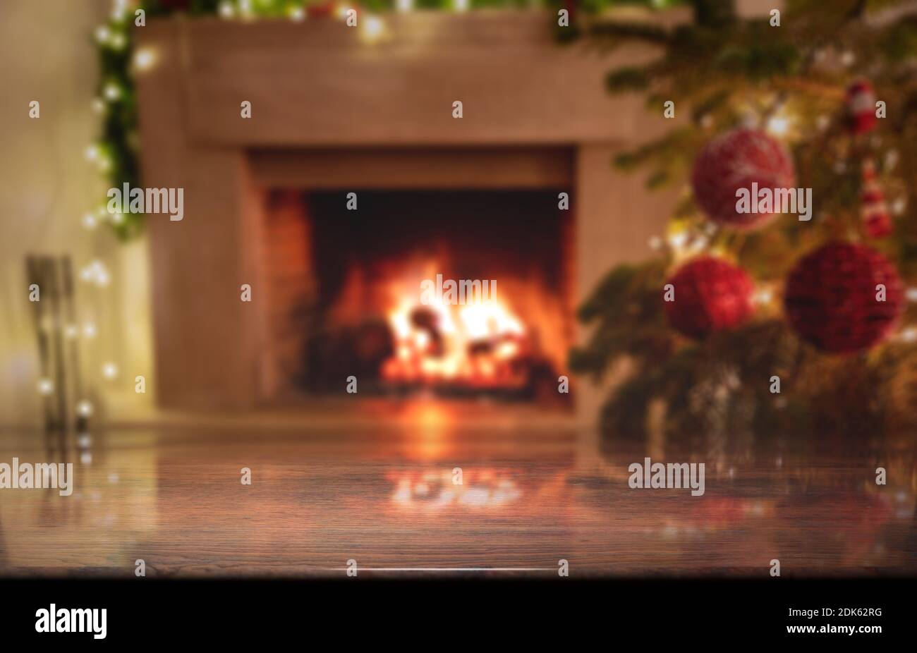 Albero di Natale e camino in fiamme sfondo, tavolo in legno tavolo vuoto, modello per la presentazione del prodotto, mockup vacanze invernali. illustrazione 3d. Foto Stock