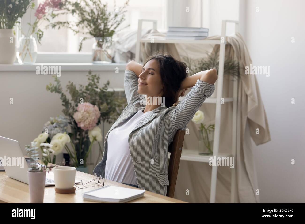 Calma felice donna fioraio consulente in relax con gli occhi chiusi Foto Stock