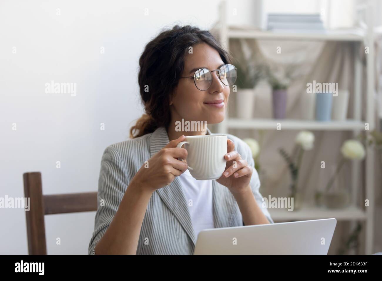 Donna designer bere caffè soddisfatto con auto realizzazione in professione Foto Stock