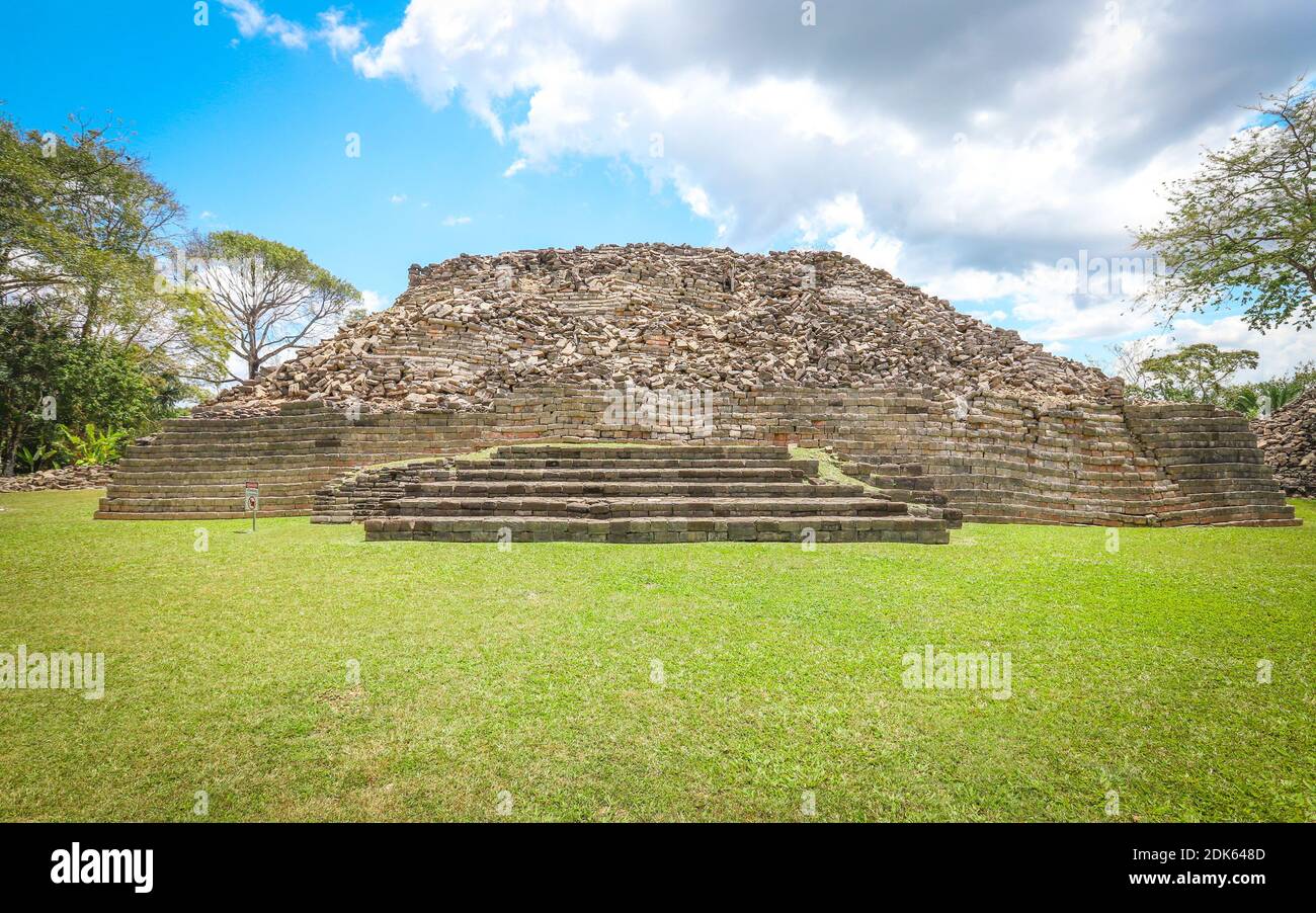 DISTRETTO DI TOLEDO, BELIZE - 10 giugno 2019: Le rovine archeologiche di Lubaantun Maya in pietra nel Belize meridionale rimangono conservate e visibili al pubblico. Foto Stock